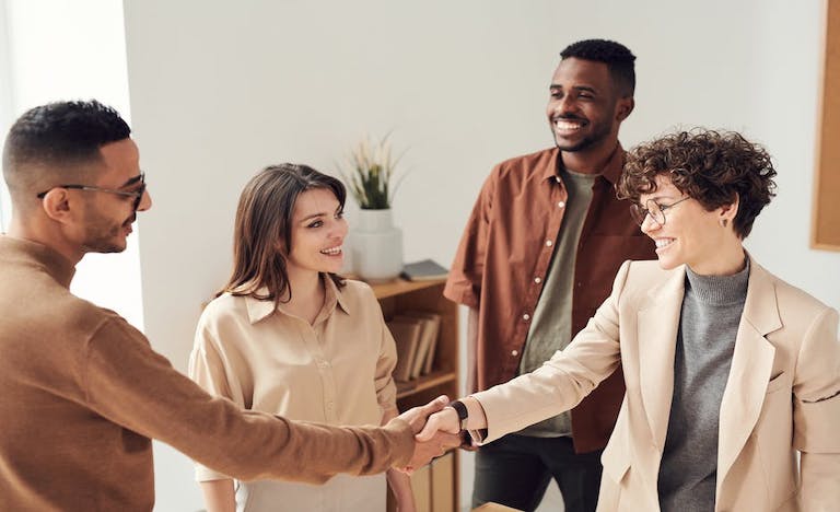 4 Ways to Help Others Overcome Alcohol Addiction